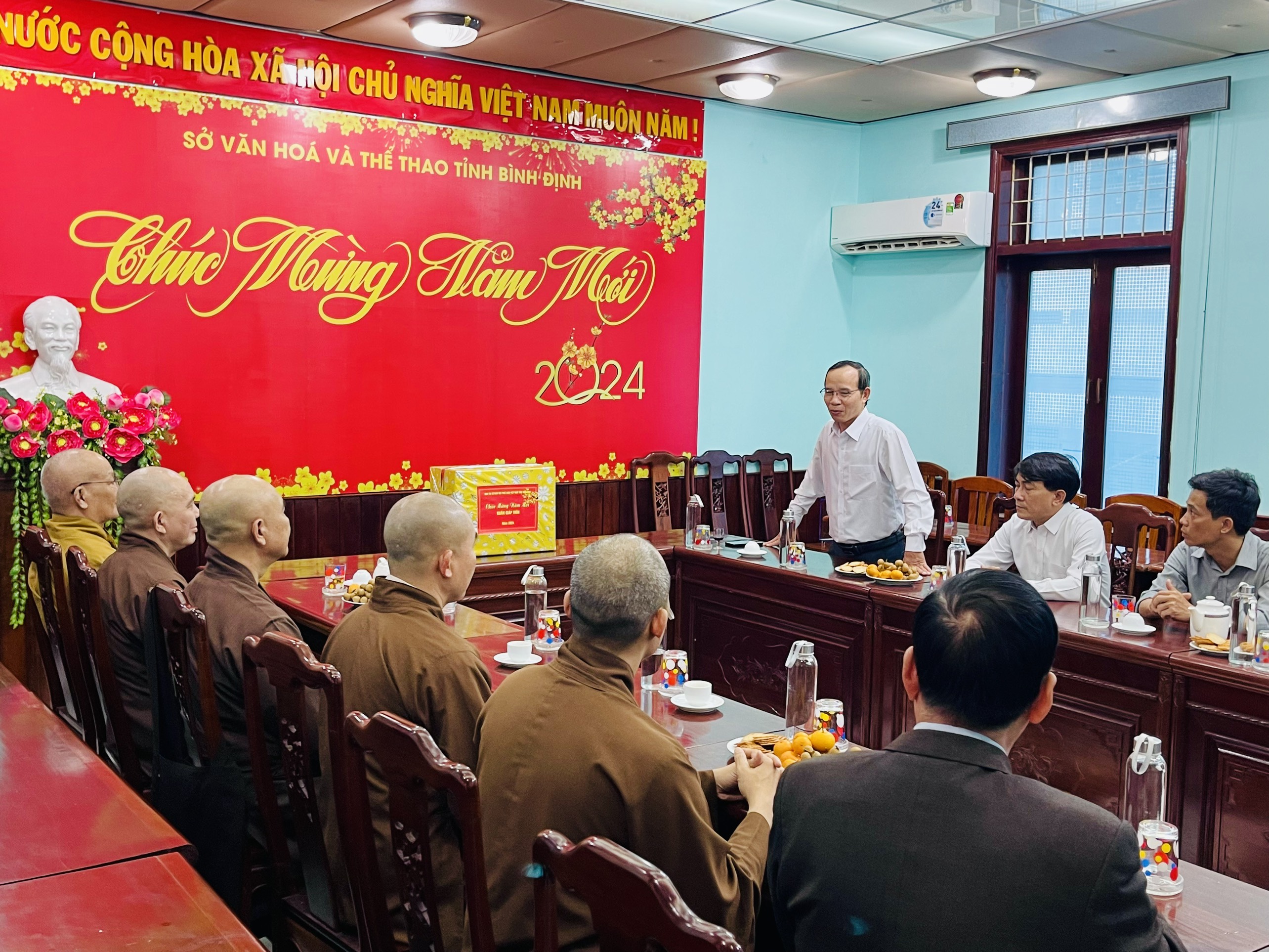 Ban Trị sự Phật giáo tỉnh, thăm và chúc tết lãnh đạo chính quyền tỉnh Bình Định nhân dịp tết cổ truyền Giáp Thìn.